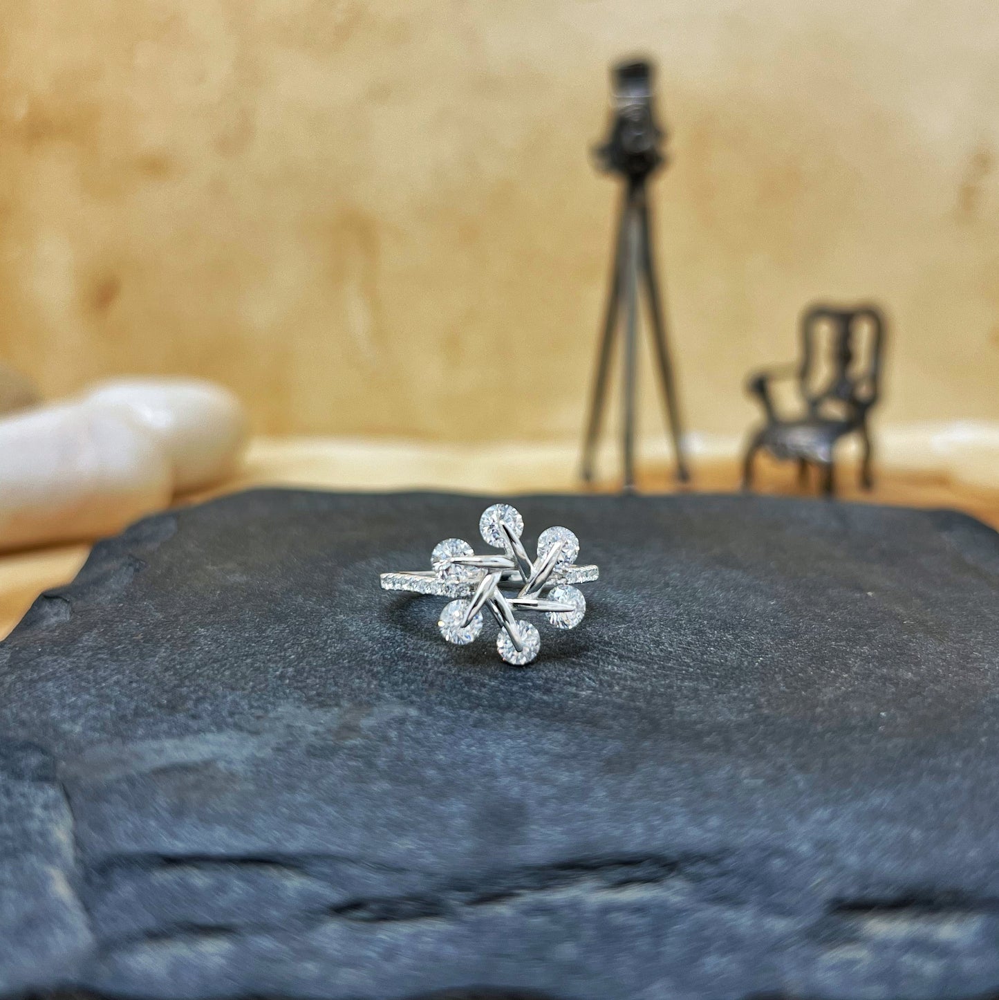 Six Moving Flower Ring