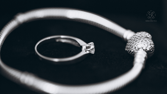 Spotlight on Silver Jewelry: Must-Have Minimal Pieces for Winter